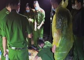 Tìm thân nhân thi thể trôi sông có chữ 'the young man smiles' trên tay ảnh 2 Thi thể 1 người đàn ông nổi trên sông