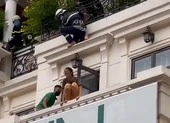 Cô gái không mặc quần la hét trên mái nhà, đòi nhảy lầu ở Bình Thạnh ảnh 2 Công an làm rõ nguyên nhân vụ cô gái có ý định nhảy lầu ở Gò Vấp