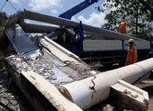 Quảng Nam: Xe tải kéo gãy cổng chào, giao thông tê liệt ảnh 3 Xe tải cẩu chở trụ điện làm sập cổng chào, tài xế tử vong