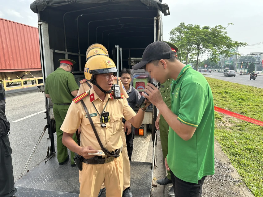 Kiểm tra nồng độ cồn tài xế xe tải tại chốt kiểm soát Quốc lộ 1 trước KDL Suối Tiên chốt kiểm soát Quốc lộ 1 trước KDL Suối Tiên