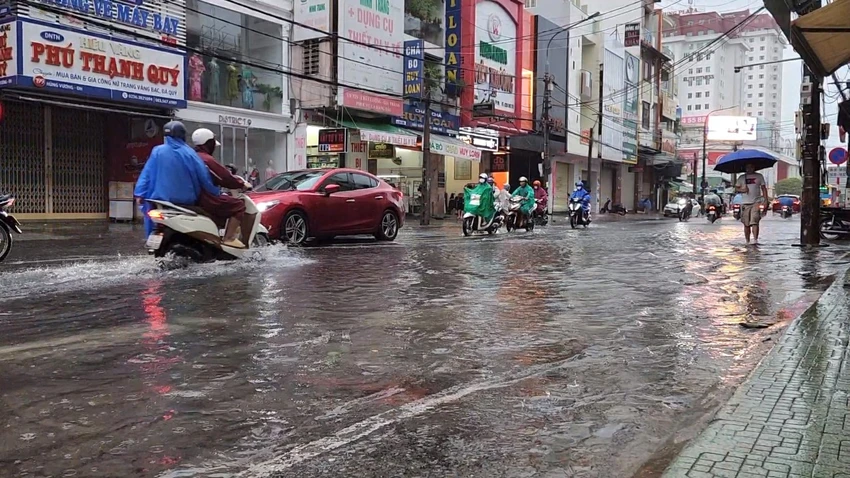Đường Hùng Vương đoạn gần Chợ Cồn bị ngập khi mưa lớn. Ảnh: MINH TRƯỜNG. da nang ngap lut hung vuong.jpg