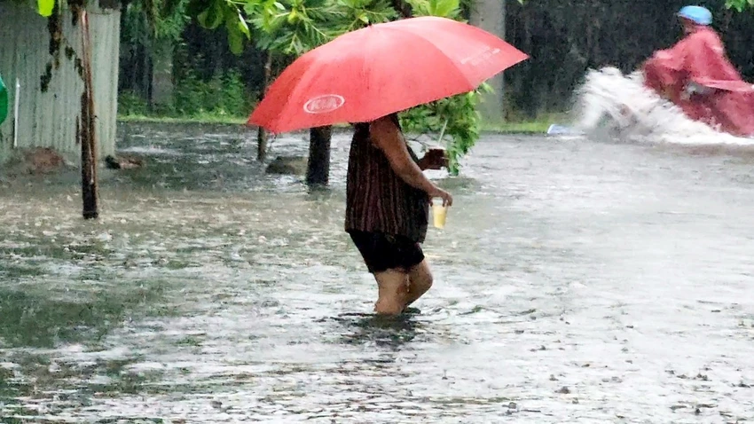 Một nhánh rẽ của đường Phạm Văn Đồng (quận Sơn Trà) ngập sâu đến đầu gối. Ảnh: MINH TRƯỜNG. da nang ngap lut nguoi dan.jpg