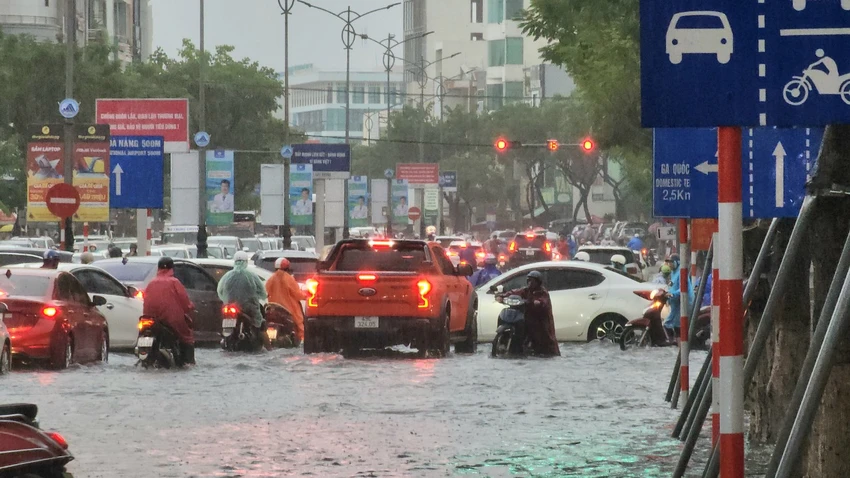 Giao thông bị tê liệt tại giao lộ Nguyễn Văn Linh - Lê Đình Lý - Hàm Nghi. Ảnh: MINH TRƯỜNG. da nang ngap lut nguyen van linh.jpg