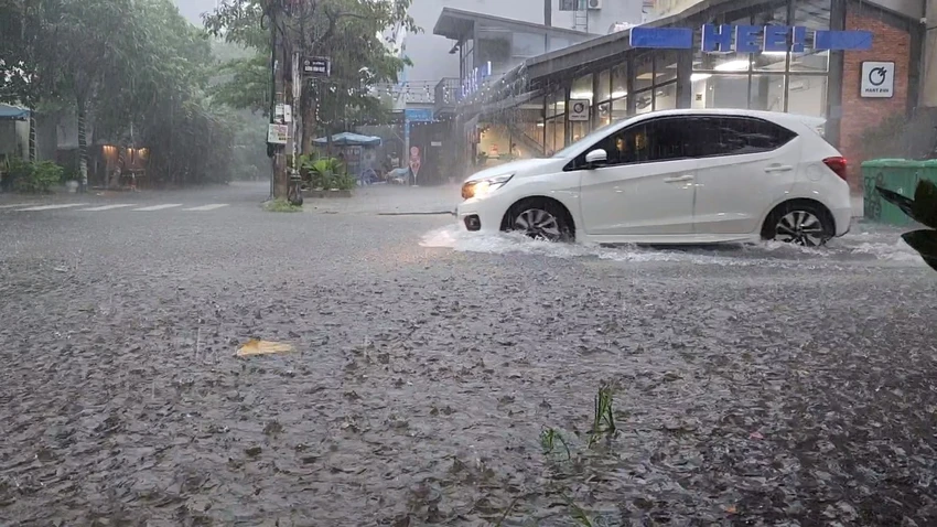 Đường Dương Đình Nghệ giao nhau với đường Lý Văn Tố ngập sâu. Ảnh: MINH TRƯỜNG. da nang ngap lut xe ô tô.jpg