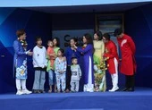 'Chuyến xe nhân ái' – Chương trình cấp vốn cho người nghèo ảnh 4 Long Nhật, Xuân Nghị được bà con Cần Thơ đãi ăn