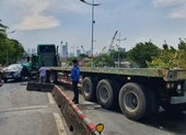 Phú Nhuận: Xe máy va chạm xe khách, 1 người thiệt mạng ảnh 1 Container gặp tai nạn trong mưa, cầu Tân Thuận bị ùn ứ