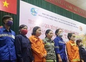 Con em gia đình chính sách được trao học bổng, quà tết ảnh 2 Trao quà tết cho 300 nữ công nhân vệ sinh môi trường