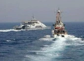Mỹ điều máy bay ném bom đến Trung Đông để thị uy trước Iran ảnh 2 Tàu chiến Mỹ bắn cảnh cáo tàu Iran ở eo biển Hormuz