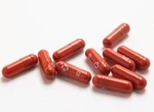 Gần 30 công ty dược sẽ sản xuất thuốc trị COVID-19 của Merck cho các nước nghèo ảnh 2 Hai loại thuốc trị COVID-19 của Pfizer và Merck có gì giống, khác?