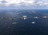 Mỹ đưa hai siêu tàu sân bay vào tập trận ở Biển Đông ảnh 2 VIDEO: Hai siêu tàu sân bay Mỹ tập trận với Nhật ở Biển Philippines