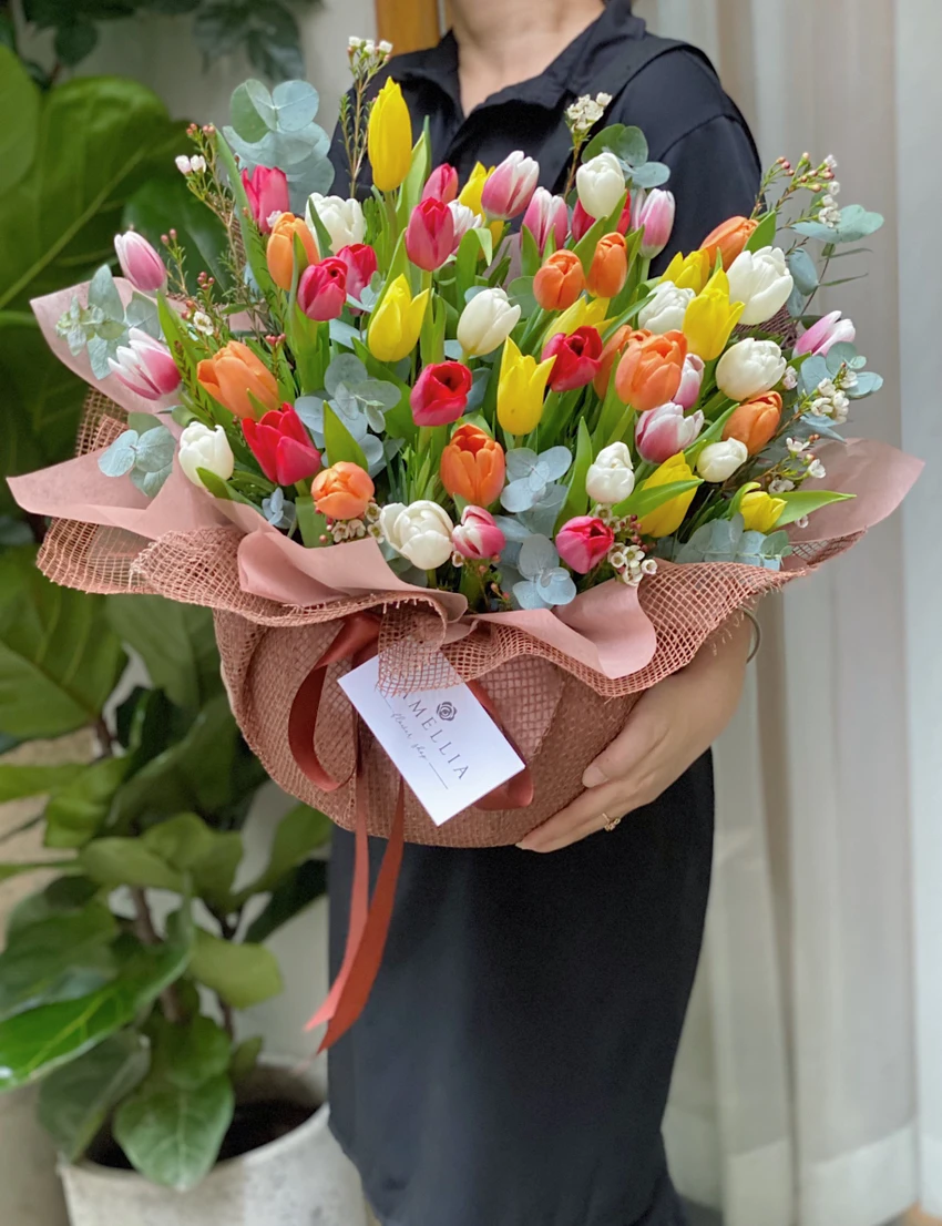 Một lẵng hoa tulip được khách hàng bịa bên trên siêu thị Camellia Flower. Ảnh: Nhật Phạm. hình ảnh 2