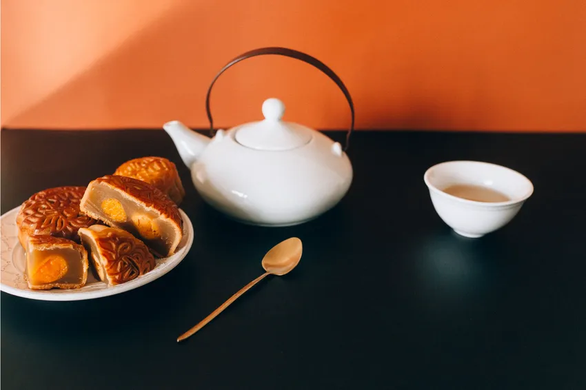 Uống trà và ăn bánh trung thu giúp trung hòa vị ngọt của bánh. Ảnh: Nataliya Vaitkevich- Pexel ảnh 1