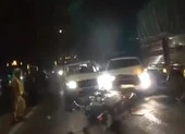 Bình Thuận: Xe cẩu tông sập 2 nhà dân cạnh quốc lộ 1 ảnh 3 Ô tô chở thuốc lá lậu chống đối, tông liên tục vào xe cảnh sát