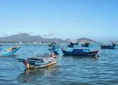 Tàu cá có 5 ngư dân gặp nạn thả trôi trên biển Phú Qúy ảnh 2 Tàu cá va đá ngầm, 2 người chết, mất tích