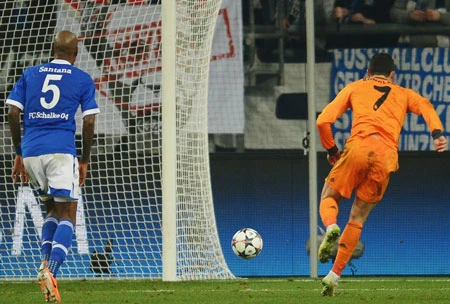 Truyền thông quốc tế ngả mũ trước sức mạnh của Real Madrid ảnh 2 C.Ronaldo xé tan mành lưới Schalke 04