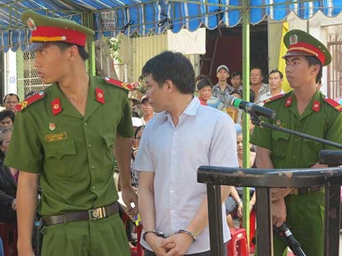 Võ Thanh Tuấn đau xót ngoái nhìn các con Võ Thanh Tuấn đau xót ngoái nhìn các con