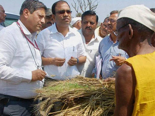 Một nông dân kể khổ với các quan chức bang Maharashtra Ảnh: PTI Một nông dân kể khổ với các quan chức bang Maharashtra Ảnh: PTI