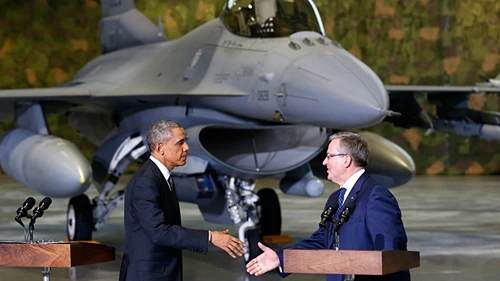 Tổng thống Mỹ Barack Obama bắt tay Tổng thống Ba Lan Bronislaw Komorowski sau khi đến thủ đô Warsaw hôm qua. Ảnh: Reuters obama-poland-troops-europe-1-s-1669-4992