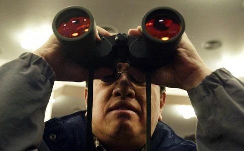 Biệt thự, du khách giả "đe dọa" căn cứ quân sự Trung Quốc ảnh 1 binocular-naval.jpg