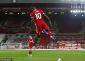 Klopp và huyền thoại MU cãi nhau ngay trên sóng truyền hình ảnh 7 Robertson lập công chuộc tội, Liverpool ngược dòng hạ Arsenal
