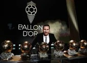 Hai huyền thoại tranh cãi gay gắt vì Ronaldo ngồi dự bị ảnh 6 Vài giờ nữa, Messi giành Quả bóng vàng thứ 7