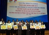 Trao 26 hợp đồng bảo hiểm cho sinh viên quỹ Vừ A Dính ảnh 5 Quỹ Vừ A Dính trao 149 suất học bổng cho HS-SV