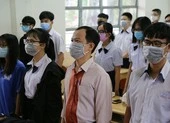 Đi học trở lại, học sinh TP.HCM kín mít khẩu trang ảnh 6 Lễ chào cờ đặc biệt của học sinh TP.HCM mùa dịch Covid-19