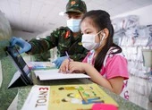 TP.HCM: Hoàn thành giao SGK đến phụ huynh, học sinh trước 16-9 ảnh 2 TP.HCM: Lớp học không bàn ghế, không bảng viết giữa mùa dịch
