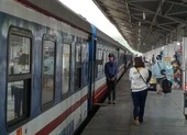 Cận tết, ngành đường sắt hủy hàng chục chuyến tàu do dịch ảnh 2 Sau hủy vé, người dân quay lại mua vé tàu về quê ăn tết