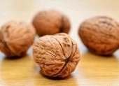 Điểm mặt thức uống ngon lành, thanh nhẹ chuẩn 'healthy' cho dịp Tết ảnh 3 Tiêu thụ quả óc chó giúp giảm mức cholesterol