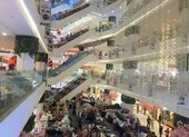 Quần áo, túi xách vỉa hè giảm giá hút khách cuối năm ảnh 11 Người dân rục rịch đến siêu thị sắm tết