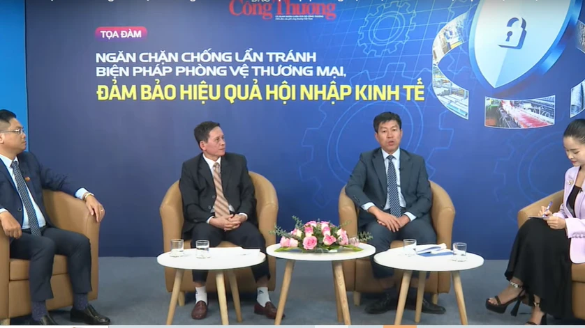 Lãnh đạo Cục Phòng vệ thương mại và các chuyên gia trao đổi tại tọa đàm. ẢNH: TÚ UYÊN phong-ve-thuong-mai.png
