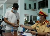 Công an TP Thủ Đức kiểm tra ma tuý tài xế ra vào cảng Phú Hữu ảnh 3 Kiểm tra ma túy tài xế ở bến Ngã Tư Ga, TP.HCM lúc nửa đêm