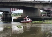 Cảnh sát leo mái nhà, phá cửa dập đám cháy lúc nửa đêm ảnh 5 Gần 24 giờ lặn tìm người nhảy sông Sài Gòn