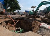 Quận 7: Xuất hiện hố 'tử thần' to bằng chiếc ô tô 7 chỗ ảnh 2 Đổ đất cát lấp hố khổng lồ ở đường Phan Văn Trị
