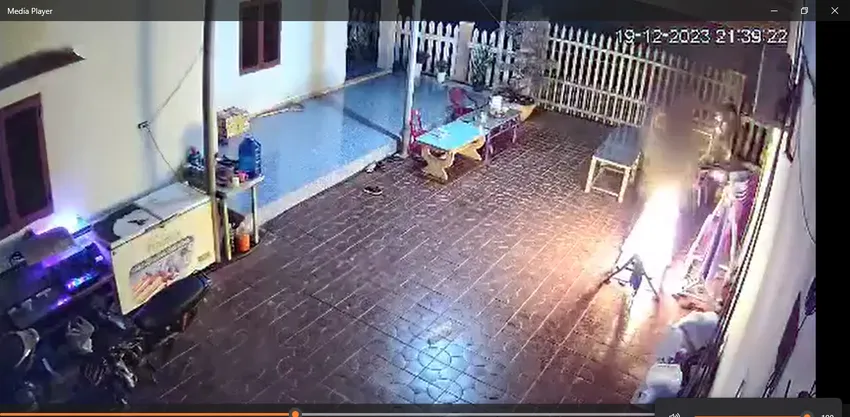 Hình ảnh từ clip ghi lại ngọn lửa bùng cháy từ võng bà Bé đang nằm. Ảnh cắt từ clip screenshot-133-2966.png