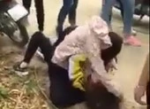 3 nữ sinh đánh, xé áo dài bạn học trong lớp ảnh 2 Nữ sinh bị đánh hội đồng dã man