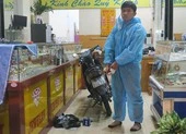 Lao vào tiệm cầm đồ, đâm trọng thương người chủ để cướp ảnh 2 Kẻ cướp tiệm vàng dùng dao uy hiếp cháu bé 7 tuổi ở Bình Thạnh