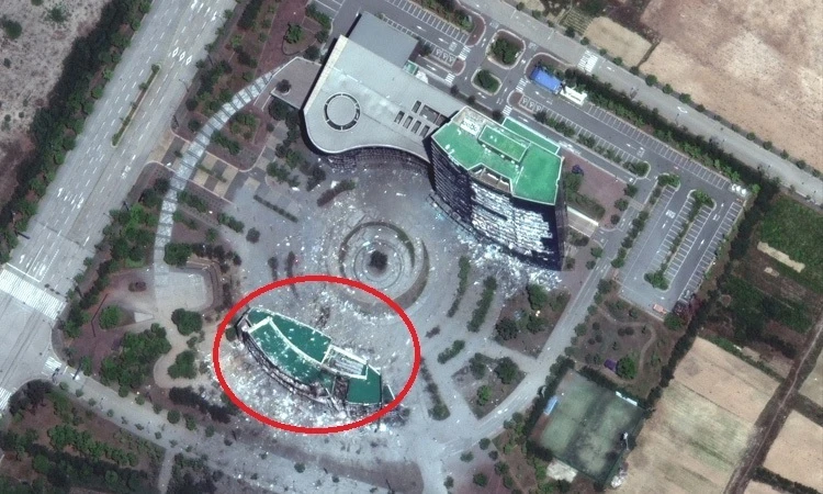 Ảnh chụp từ vệ tinh cho thấy tòa nhà văn phòng liên lạc chung liên Triều (khoanh đỏ) trước và sau khi bị phá hủy. Ảnh: REUTERS 2