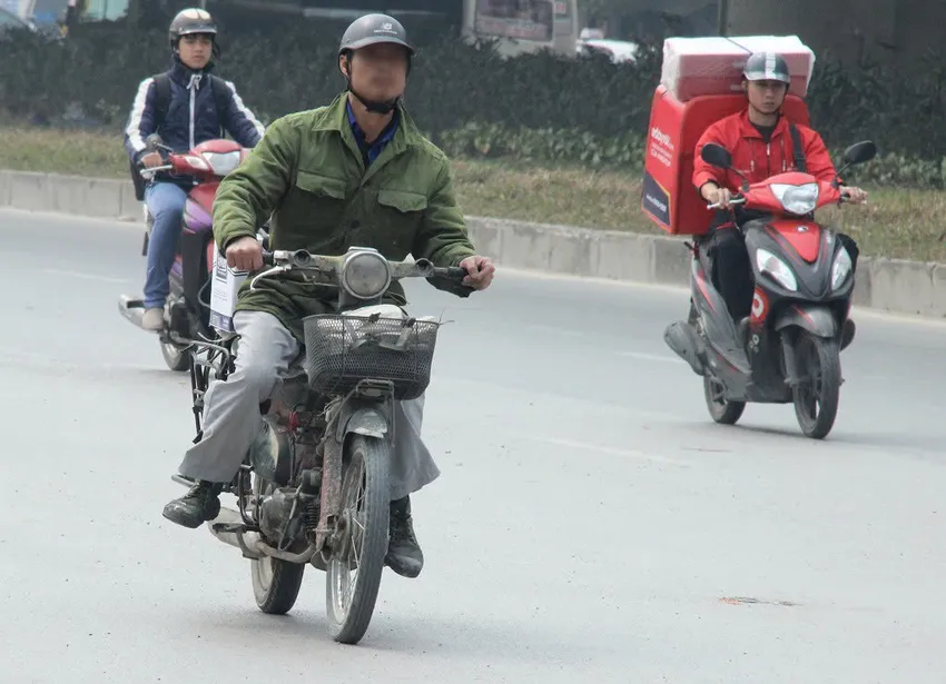 Bộ GTVT quy định xe máy trên 5 năm phải được kiểm tra khí thải 2 năm một lần, trên 12 năm kiểm tra khí thải 1 năm một lần. Ảnh: PHI HÙNG kiểm tra khí thải xe máy