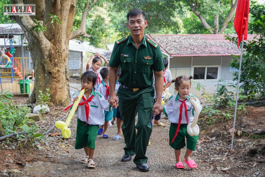 Người thầy mang quân hàm xanh hơn 14 năm “gieo chữ” nơi đảo xa