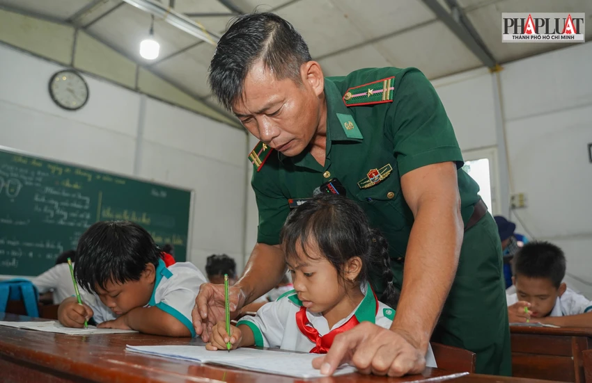 Người thầy mang quân hàm xanh hơn 14 năm “gieo chữ” nơi đảo xa