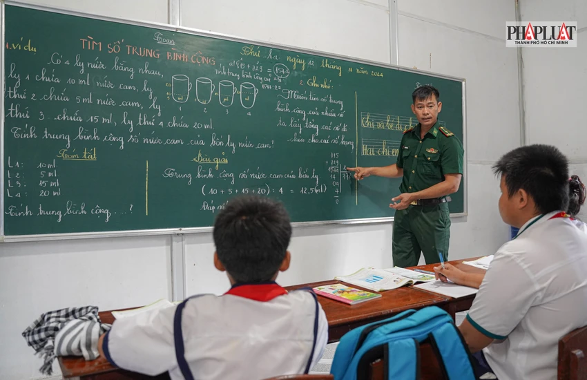 Người thầy mang quân hàm xanh hơn 14 năm “gieo chữ” nơi đảo xa