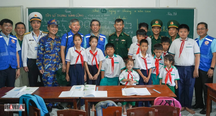 Người thầy mang quân hàm xanh hơn 14 năm “gieo chữ” nơi đảo xa