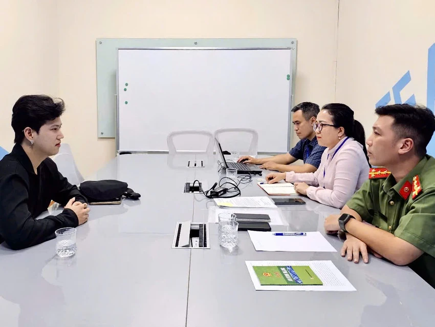 Ông Phạm Đức Tuấn (TikToker Tuấn không cận) làm việc với Sở Thông tin và Truyền thông TP.HCM phối hợp cùng Phòng An ninh mạng và phòng chống tội phạm sử dụng công nghệ cao - Công an TP.HCM. Ảnh: Sở TT&TT TP.HCM