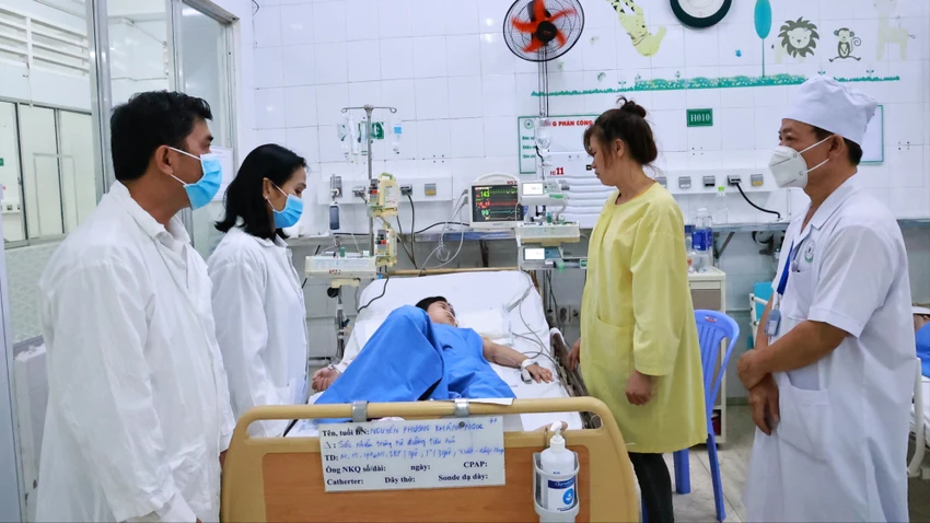 Lãnh đạo Thành uỷ, UBND TP Long Khánh thăm một bệnh nhân nhi bị ngộ độc đang được điều trị, theo dõi tại bệnh viện. Ảnh: VH ngộ độc.jpg