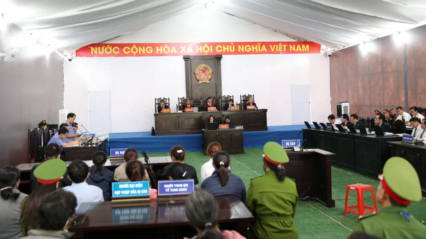 Toàn cảnh phiên tòa. Ảnh: Tuấn Anh - TTX cong-bo-cao-trang-truy-to-100-bi-cao-tan-cong-khung-bo-o-dak-lak.jpg