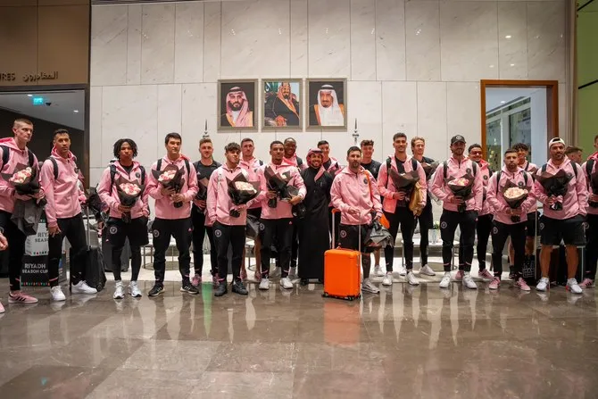 The entire Inter Miami team took souvenir photos at the airport. Photo: AN