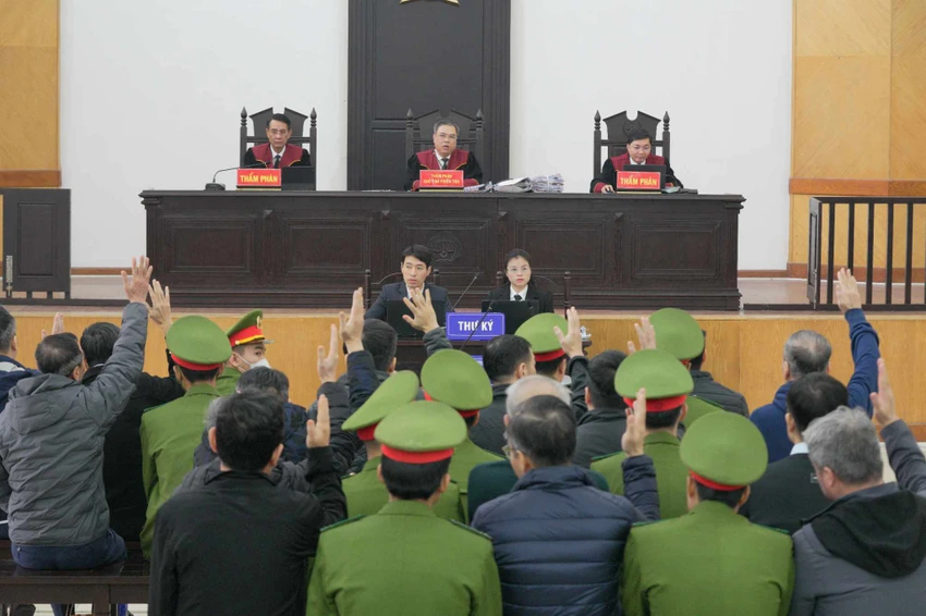Các bị cáo đồng ý hoãn phiên tòa. Ảnh: CTV Trịnh Văn Quyết 1.jpg