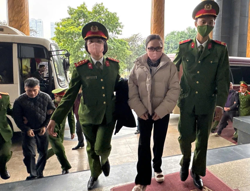 Các bị cáo được dẫn giải tới phiên tòa. Ảnh: CTV Trịnh Văn Quyết (8).jpg